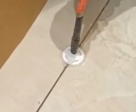 万柏林瓷砖空鼓维修公司专业解答瓷砖在铺贴过程中，如果没有涂抹均匀到位的粘结材料（如水泥砂浆或瓷砖胶），可能会导致以下问题